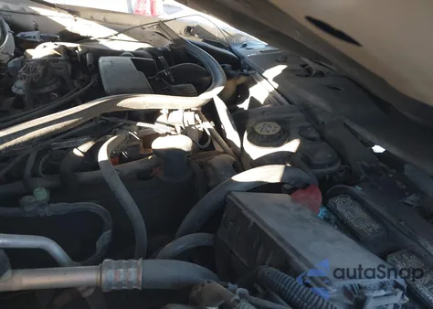 2004 Lincoln Town Car Signature z USA, uszkodzony, nr VIN 1LNHM81WX4Y681974